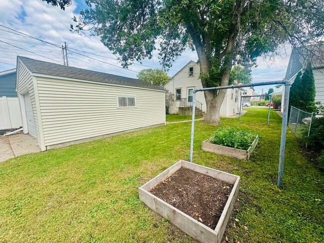Building Photo - Stylish 3-Bedroom Home in Northeast Minnea...