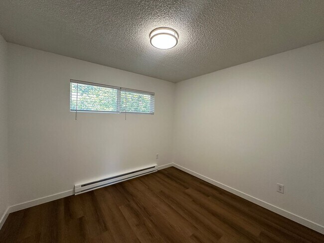 Building Photo - SPACIOUS 3-BEDROOM HOME NEAR OREGON TECH AND SKY LAKES  Located just 1.5 miles from Oregon Tech a...