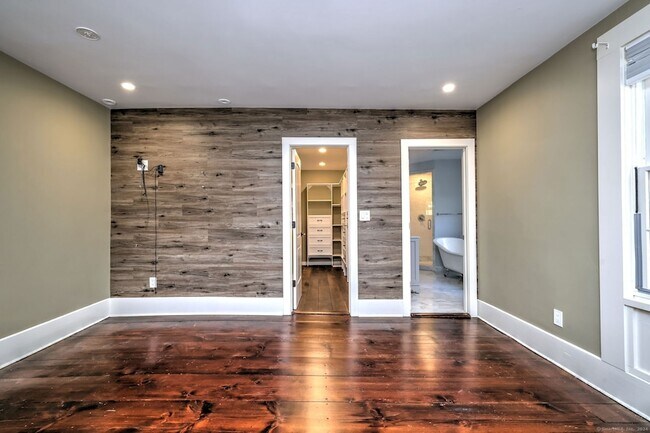 Building Photo - 1591 Huntington Turnpike