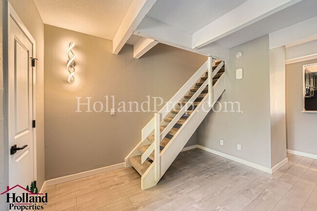 Building Photo - Charming Home Near Parks and Trails in Por...