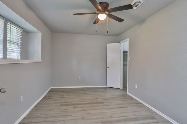 Building Photo - 501 Point Clear Dr