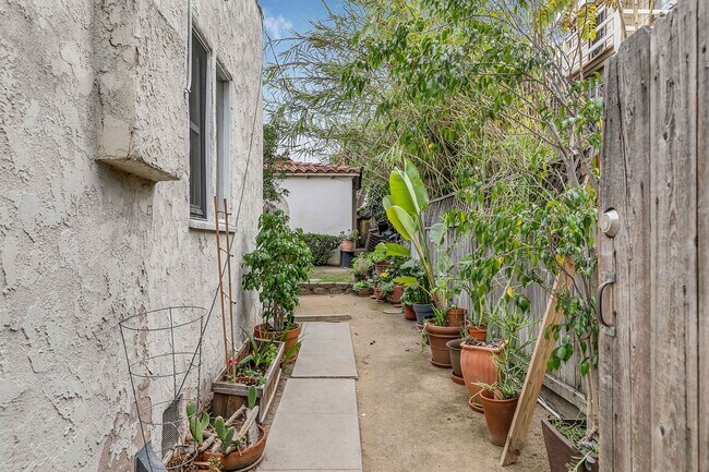 Building Photo - 746 Ashland Ave