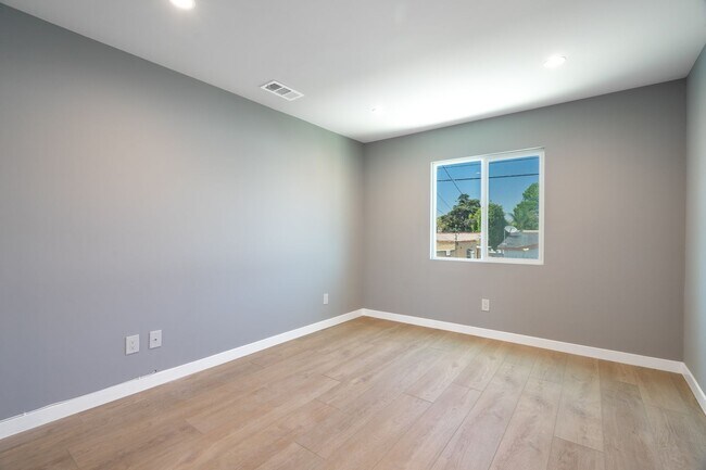Building Photo - 1049 W 62nd St