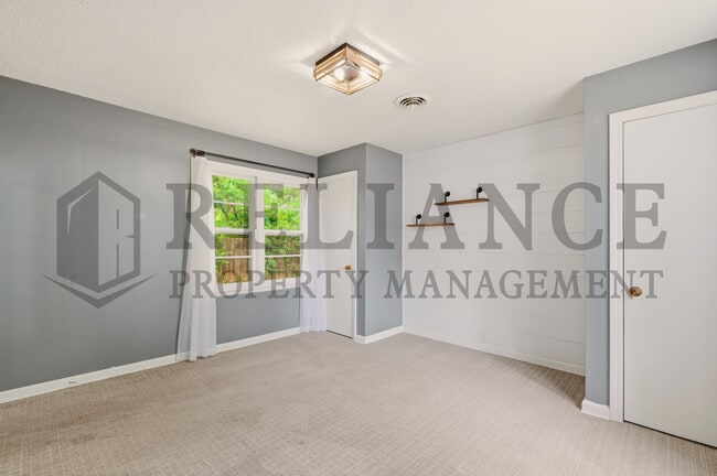 Building Photo - 1458 N Old Manor Rd