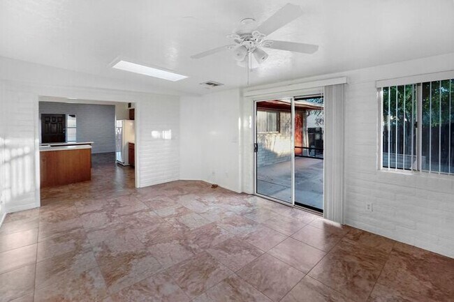 Building Photo - Radiant East Tucson Retreat: Bright 2-Bed with Large Private Backyard