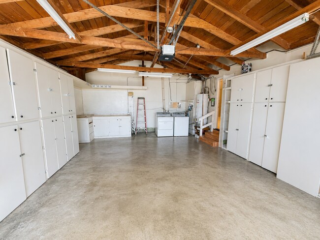 Building Photo - Welcome to this stunning 3 bedroom, 2 bathroom home located in Fremont