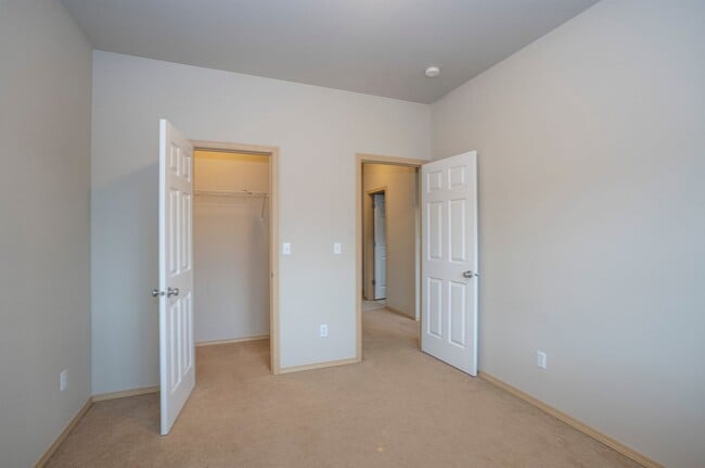 Building Photo - Modern 4 Bedroom, 2.5 Bath Home In Silver Creek w/AC