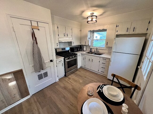 Building Photo - 913 E Gift Ave