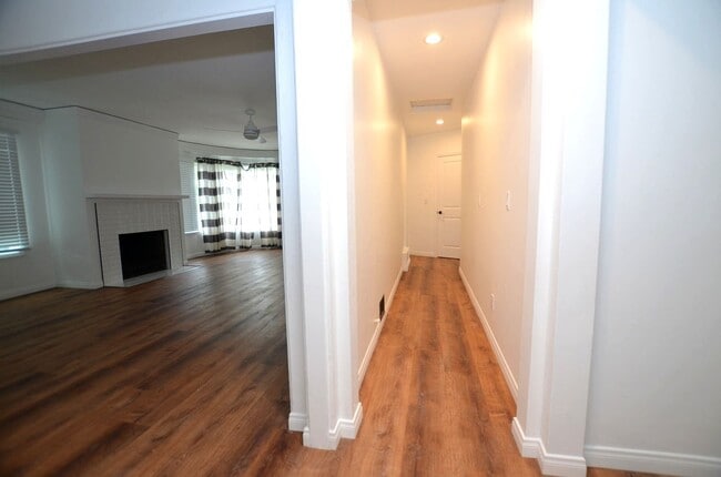 Building Photo - 4Bedroom 3.5 Bathrooms single family home