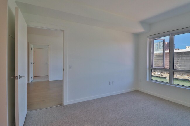 Building Photo - Modern & Spacious 2br/2ba In Mission Bay w...