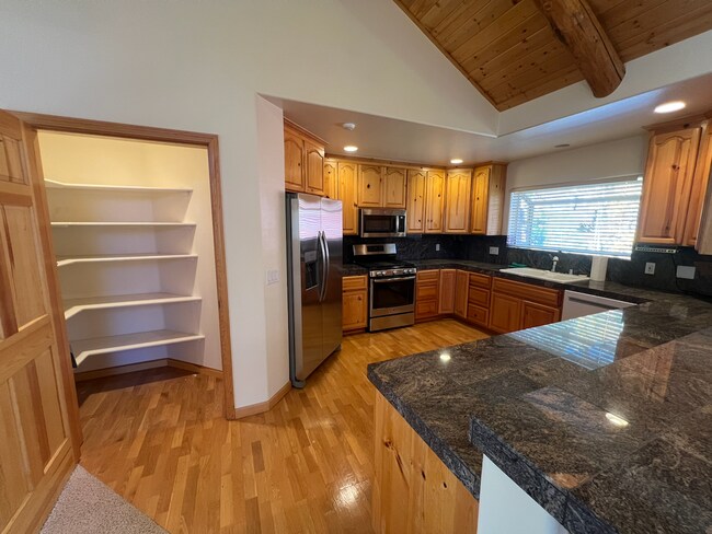 Building Photo - Low Elevation Home Steps From Championship Golf Course