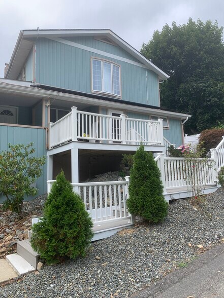 Building Photo - 8 Spruce Ave