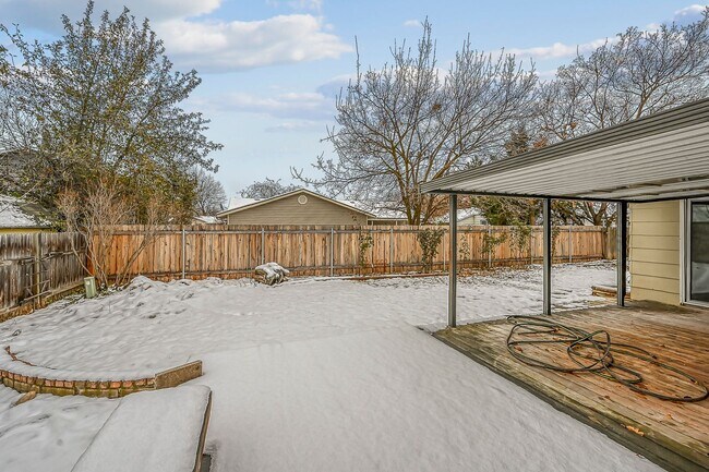 Building Photo - 3-bedroom 2-bathroom home with fenced back...