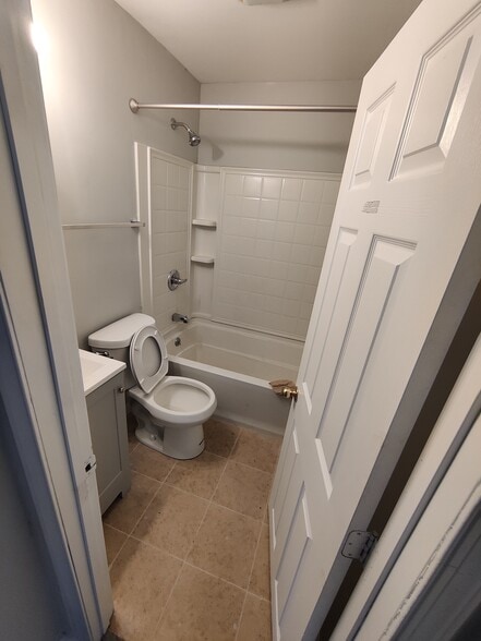 full bathroom - 3519 Ellen Rd