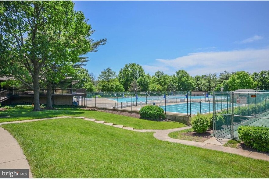 Building Photo - 18300 Streamside Dr