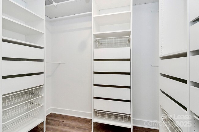 Building Photo - 228 Parkwood Ave