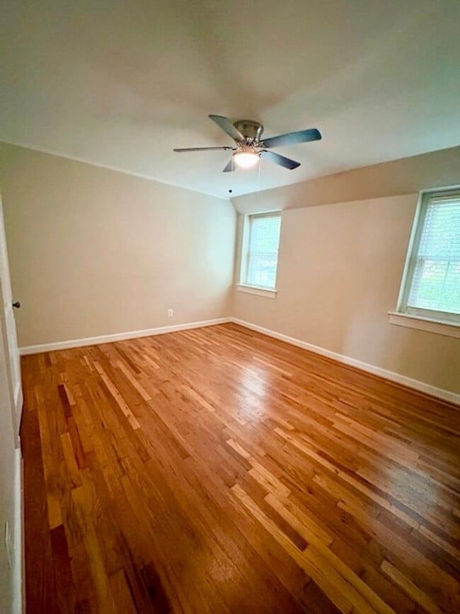 Building Photo - Updated 1BR/1BA 2-level TH in great location