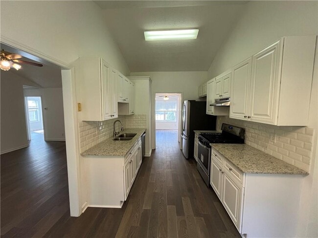 Building Photo - 678 Arbour Way