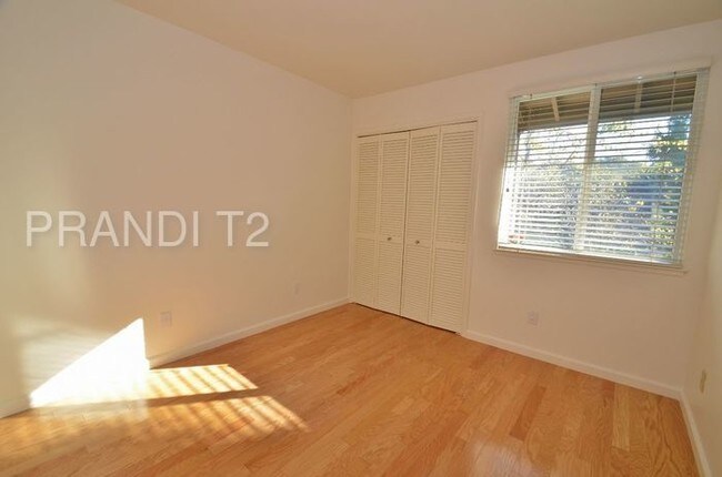 Building Photo - Bright and Spacious condo in Pacheco Valley