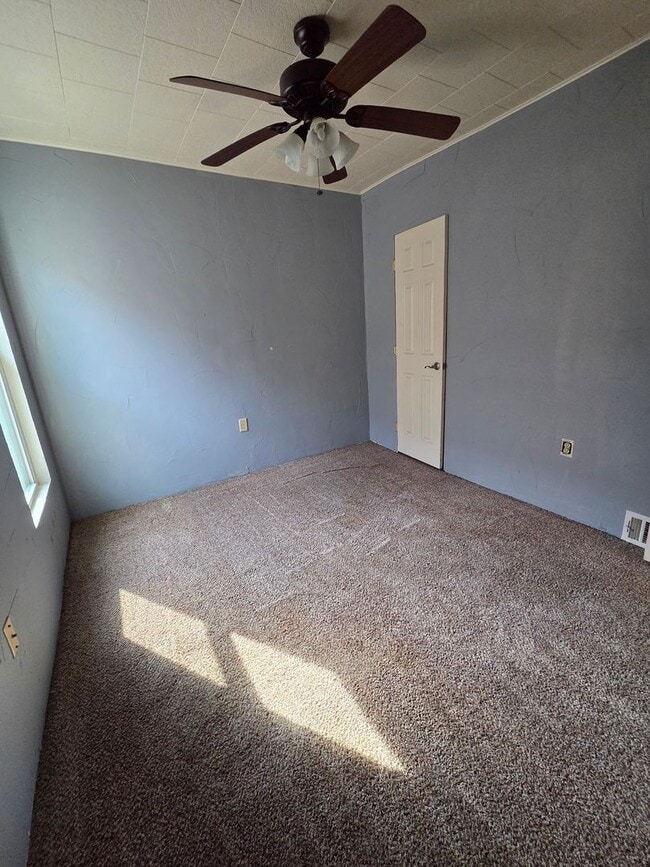 Building Photo - 1048 E 4th St