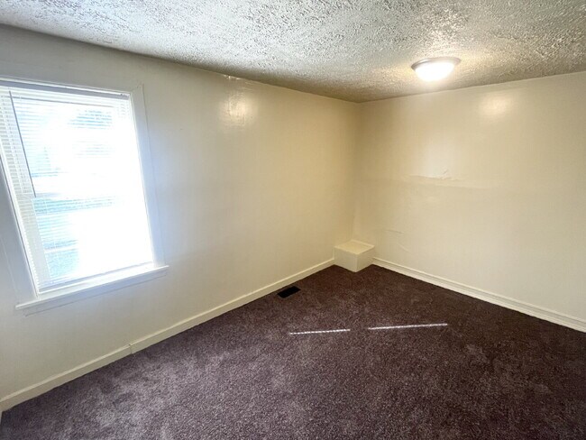 Building Photo - 4 bedroom HUGE attached, 2-car garage/workshop combo (has electricity