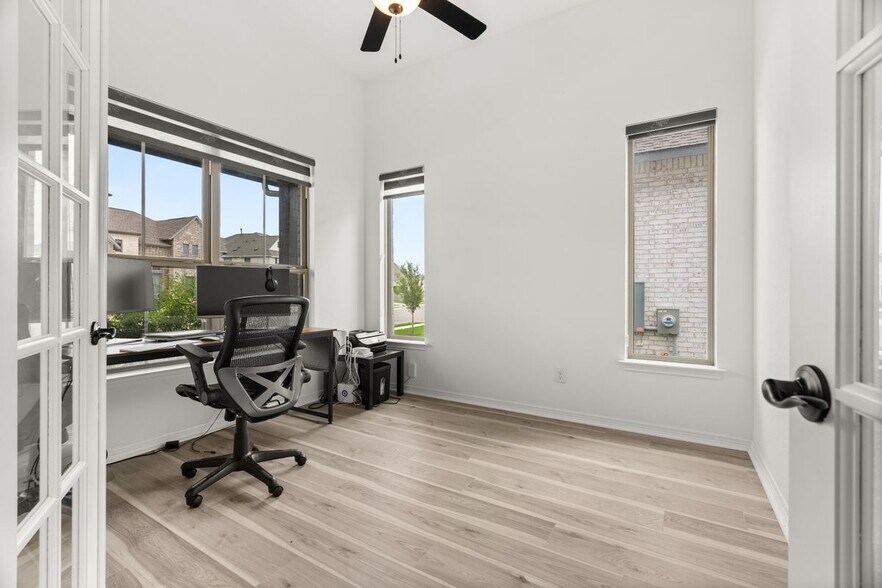 Building Photo - 372 Hollister Dr