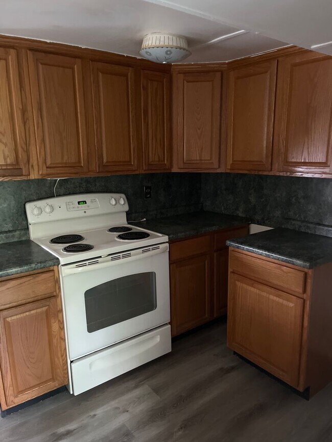 Building Photo - COMING SOON! Move-In Special Available – Free First Month’s Rent!