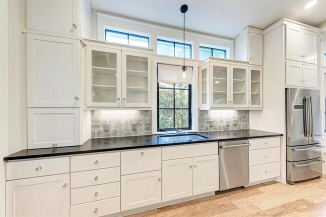 Building Photo - 1707 W St Johns Ave