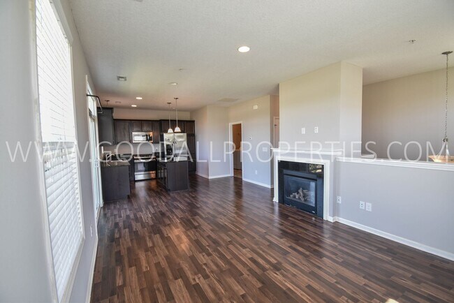 Building Photo - 2 Bedroom 2.5 Bath end unit Townhome in West Des Moines with attached garage