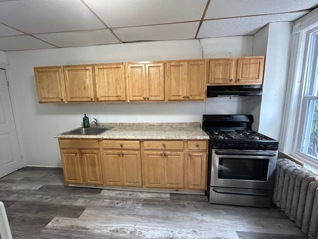 Building Photo - Large Colonial Home ready for you!