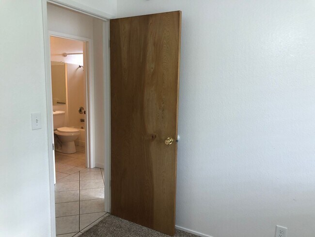 Building Photo - 3-Bed, 2-Bath Single-Family Home (Lease as...