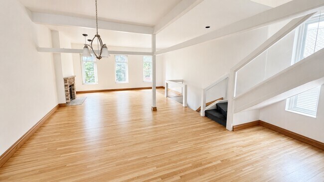 Building Photo - 534 W Dickens Ave