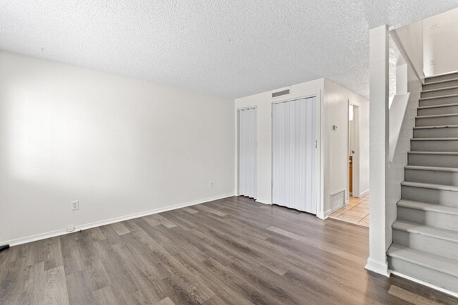 Building Photo - 2 Bedroom Townhome - Spacious!