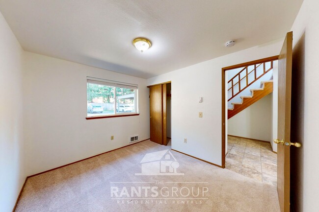 Building Photo - Lovely pet-free end unit in an established...