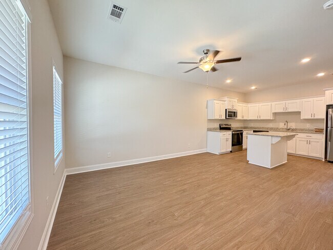 Building Photo - 102 Skye Dr
