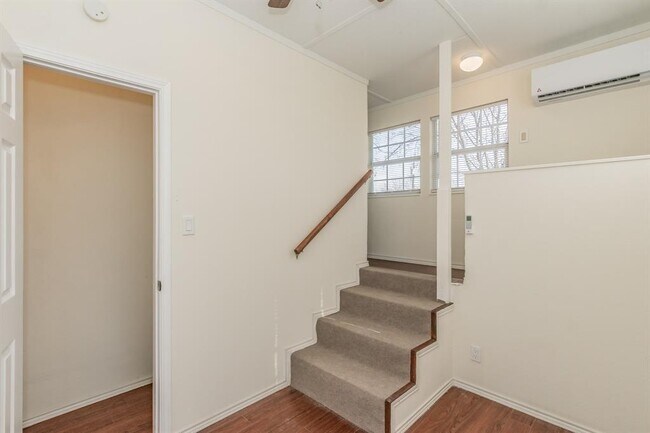 Building Photo - 103 Hackberry Ln