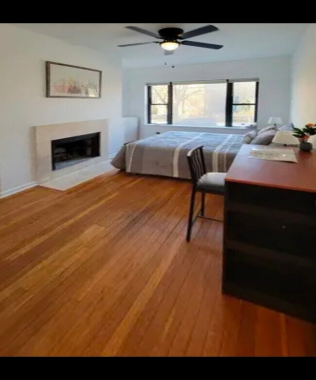 Building Photo - 681 W Wrightwood Ave