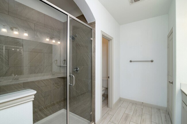 Building Photo - Beautiful 3 Bedroom Luxury Townhome, MCKIN...