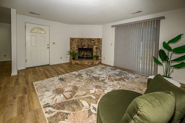 Living Room - 418 S Quillan Plz