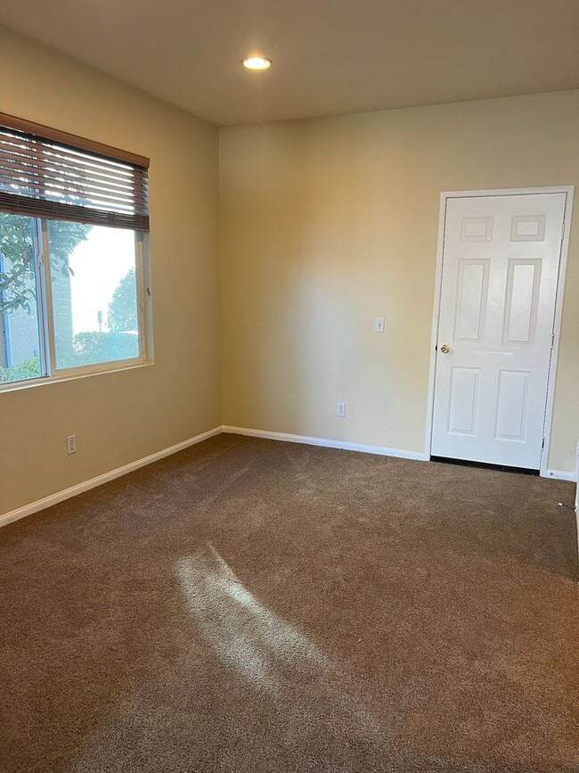 Building Photo - Eastlake Beauty 3 bedroom, 2.5 Bath