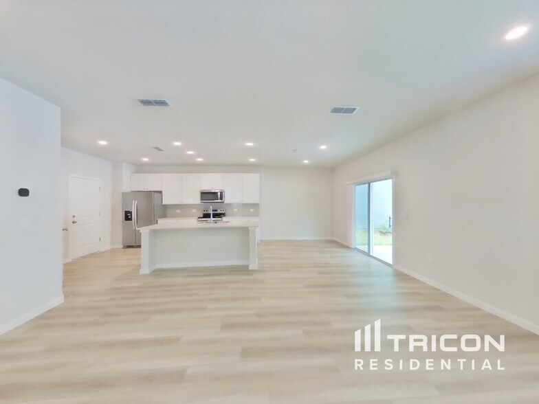 Building Photo - 14934 Macadamia Ln