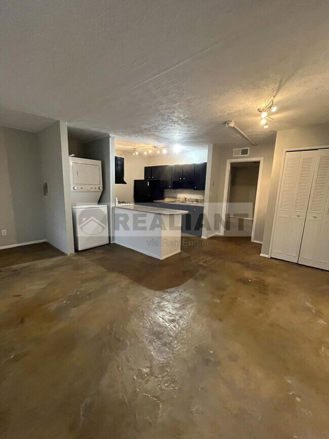 Building Photo - 468 N Limestone