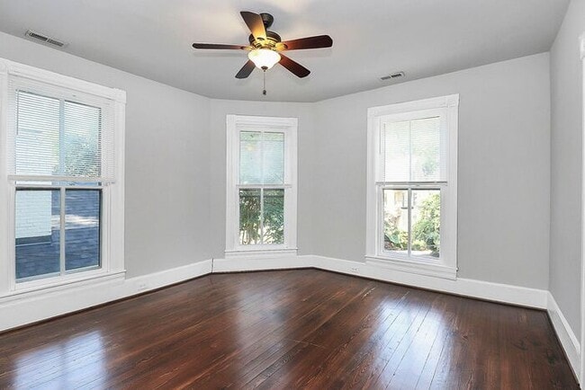 Building Photo - Charming 2nd Floor 2BD/1BA Unit on Pecan Ave!