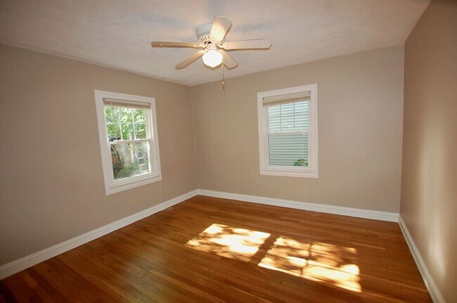 Building Photo - Pristine first floor unit!