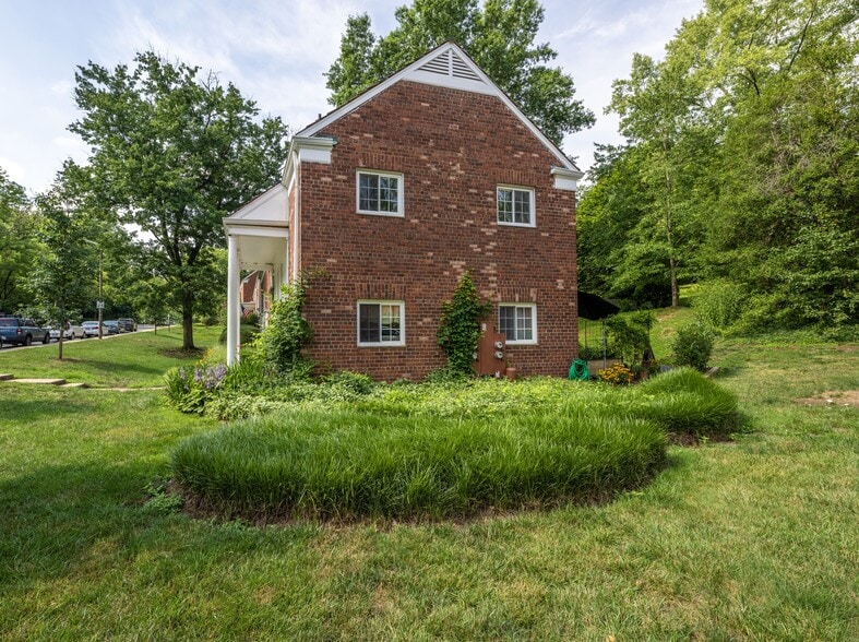 Building Photo - 3624 Valley Dr
