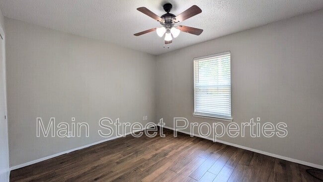 Building Photo - 9648 Hollowbrook Dr