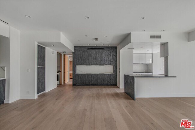 Building Photo - 10490 Wilshire Blvd