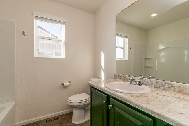 Building Photo - Beautiful 3 Bed 2.5 Bath in Thompson River...