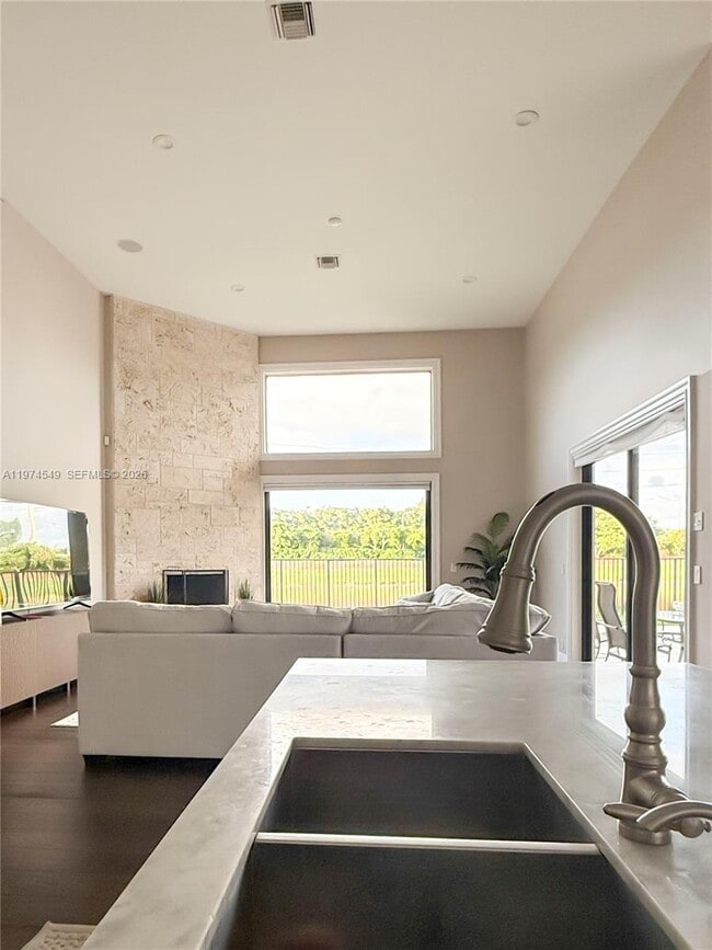 Building Photo - 400 Alexandra Cir