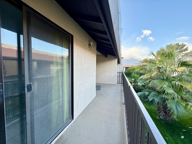 Building Photo - AVAILABLE NOW!! Upstairs 2 Bedroom 2 Bathroom Condo in Cathedral City!!